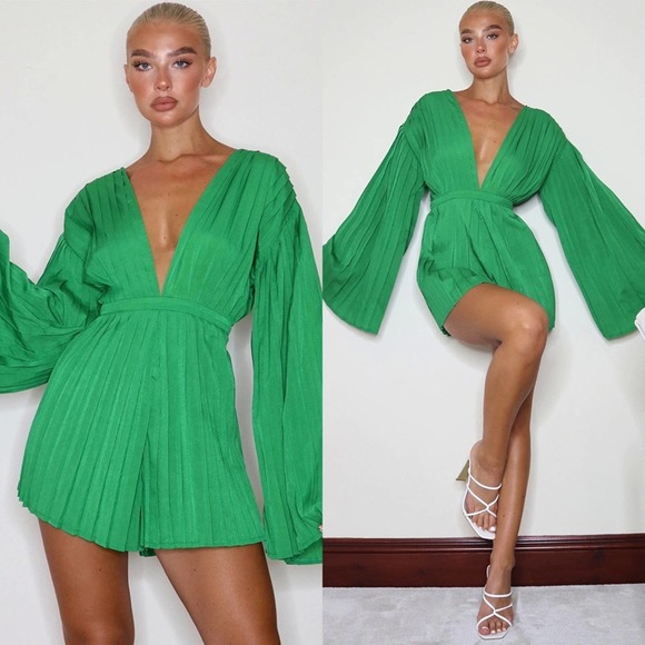 PrettyLittleThing Green Plunge Pleated Romper - Picture 3 of 13